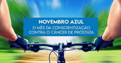 A imagem enfatiza a jornada do Novembro Azul, com as mãos do ciclista segurando firme o guidão, pronto para enfrentar os desafios que se apresentam na estrada à frente. A mensagem proeminente, "Novembro Azul o mês da conscientização contra o câncer de próstata." nos lembra do propósito vital dessa causa. Pedalemos juntos em direção a um futuro mais saudável. 🚴‍♂️💙 #Conscientização #CiclistaPelaVida #NovembroAzul
