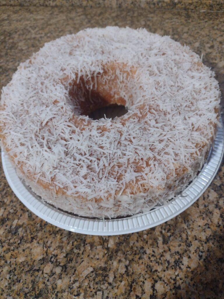 Massa amanteigada de coco Calda de leite de coco Coberto com coco ralado